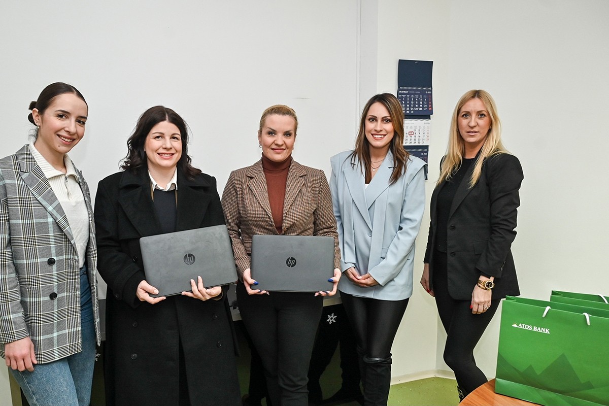 ATOS BANK uručila donaciju laptop računara Centru za socijalni rad Banjaluka