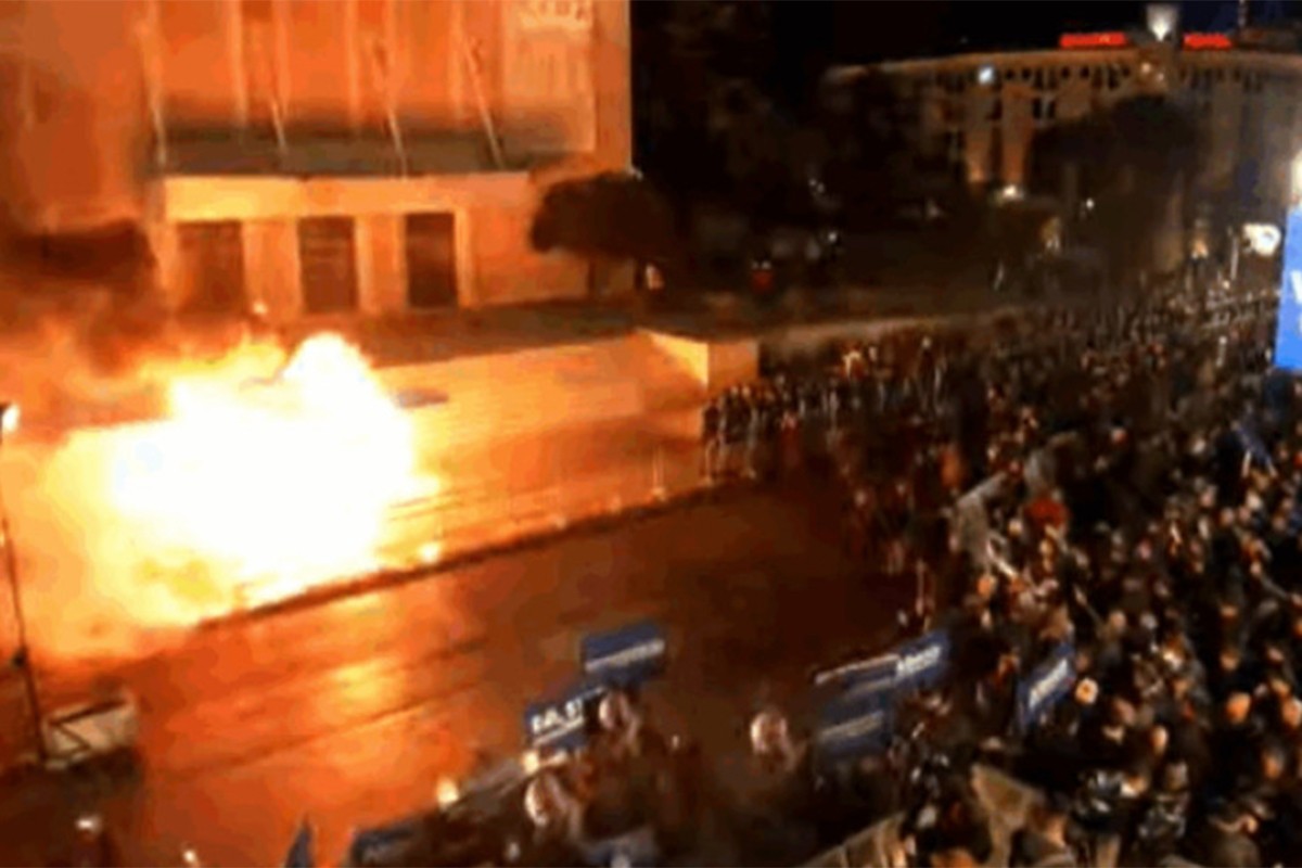 Haos u Tirani:Demonstranti bacili Molotovljeve koktele na policiju