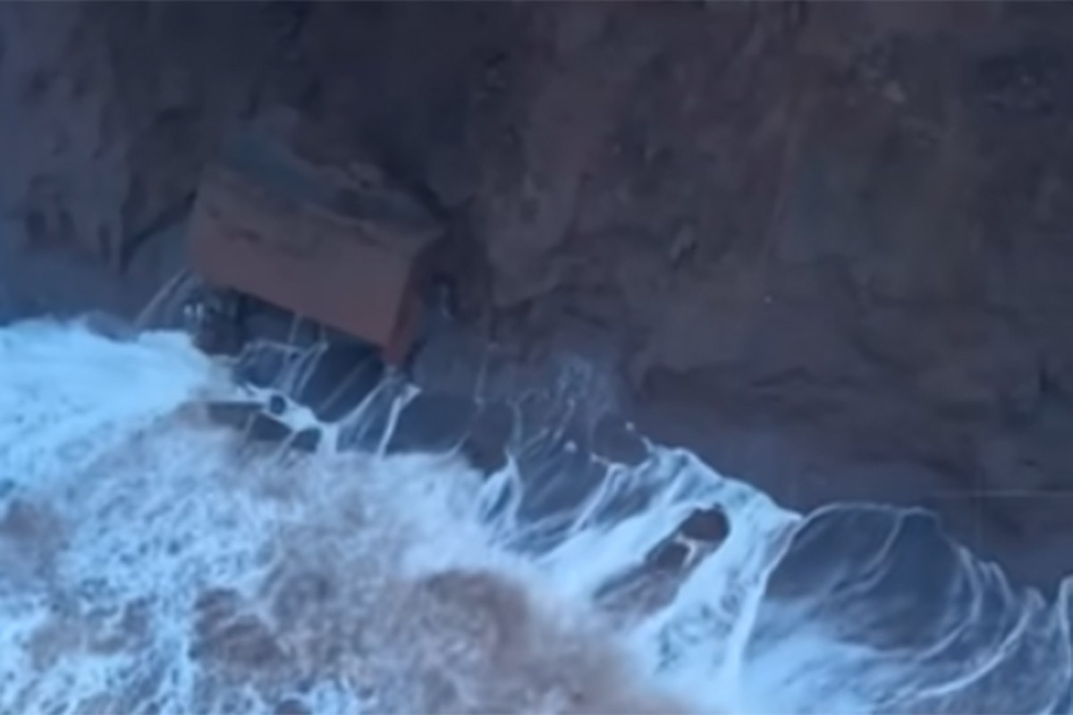 Bunker iz doba Hladnog rata pao sa litice u more (VIDEO)