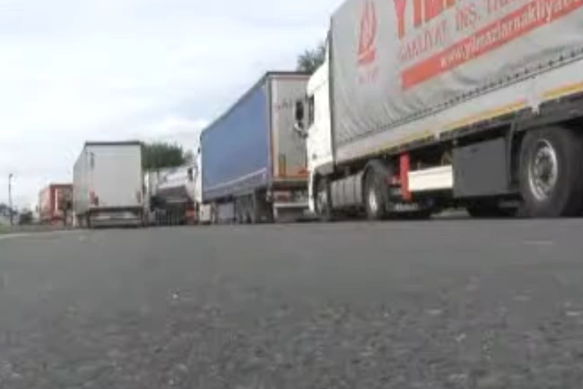 Teretnjaci na Horgošu čekaju po sedam sati