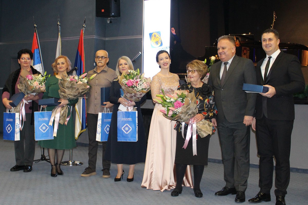 Svetosavska akademija u Gradišci: Nagrade za izuzetan uspjeh u prosvjeti