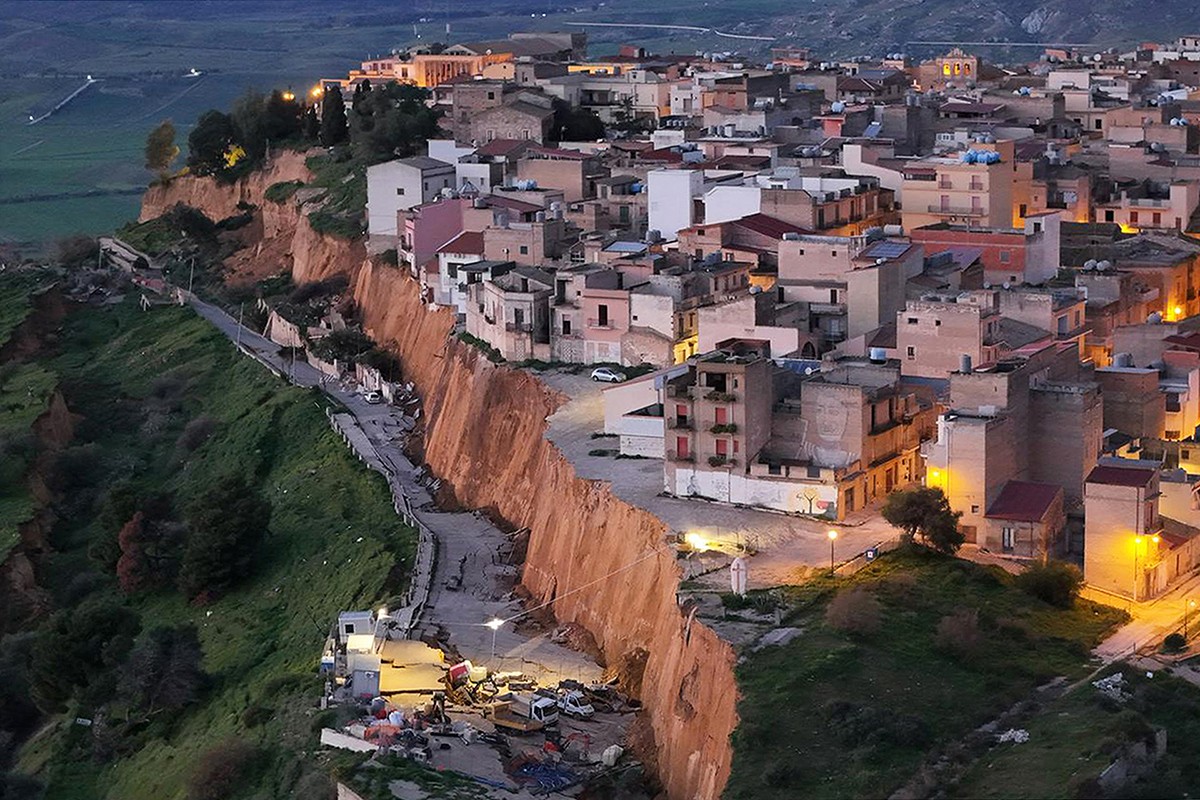 Novi snimci katastrofe na Siciliji: Grad na ivici provalije (VIDEO)