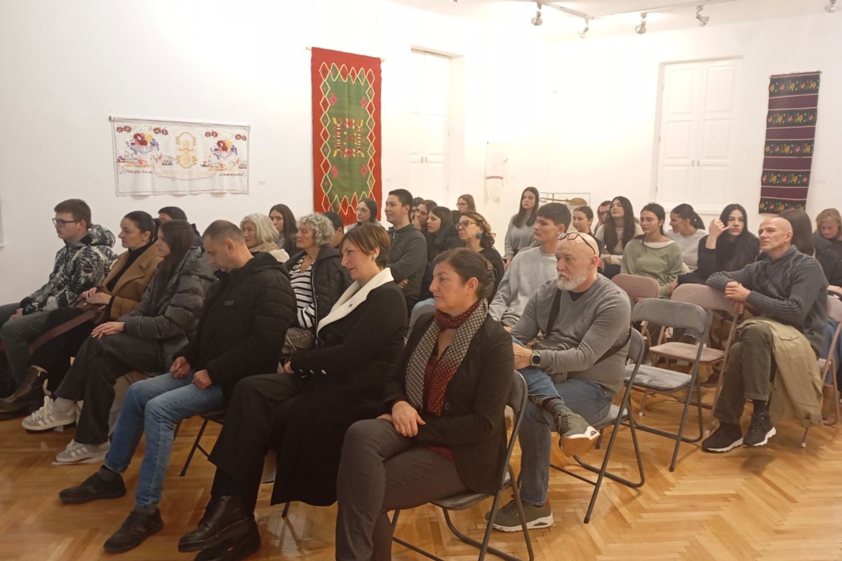 Simboli srpske državnosti utkani u različite motive