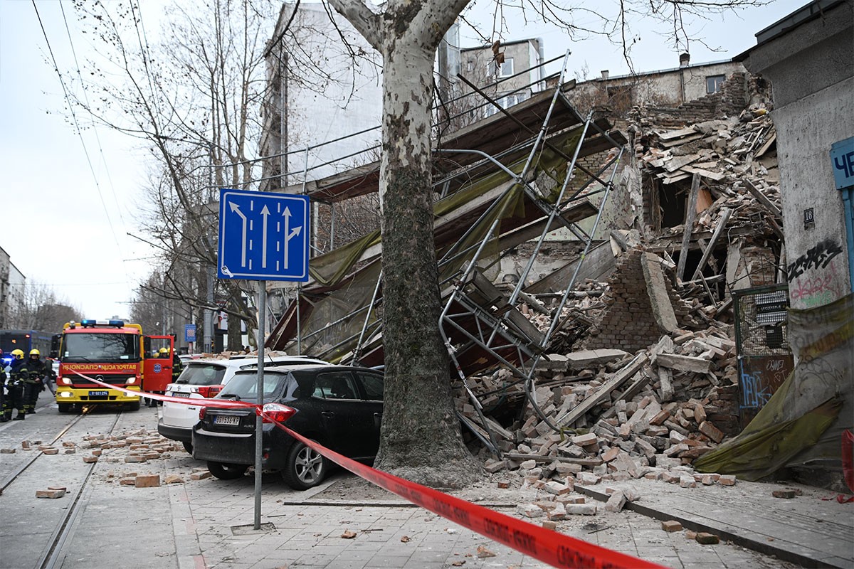 Urušila se kuća u Beogradu, oštećeni automobili (FOTO)