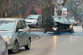 Saobraćajka u centru Banjaluke: Auto slupan kod Gimnazije (FOTO)