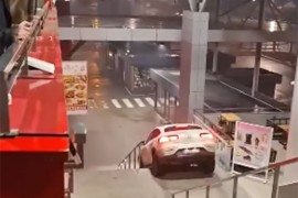 Mercedesom se spustio niz stepenice banjalučke Tržnice (VIDEO)
