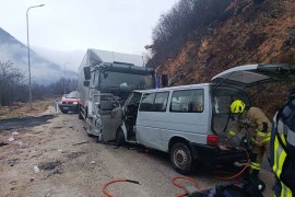 Policija o nesreći na putu Sarajevo-Pale: Žena poginula, osam osoba ...