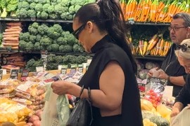 Milijarderka krompir bira sama (VIDEO)