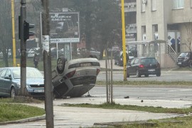 Težak udes u Tuzli: Automobil završio na krovu, ima povrijeđenih ...