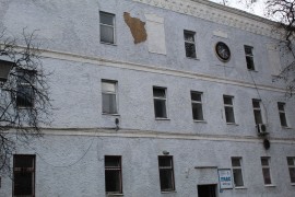 Otpao komad fasade sa zgrade Centra za informisanje u Trebinju