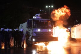 Neredi u Tirani: Demonstranti bacali molotovljeve koktele na zgradu ...