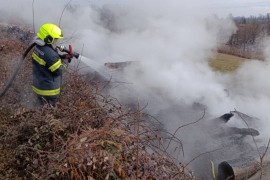 Nesvakidašnji požar kod Banjaluke: Gorjela drva, intervenisali ...
