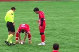 Nevjerovatna scena: Fudbaler oživio galeba poslije udarca lopte (VIDEO)