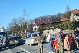 Teška saobraćajka kod Lukavca: Učestvovala tri vozila, ima ...
