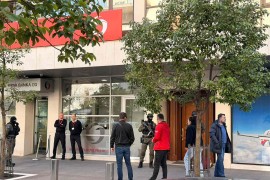Policija opkolila zgradu u kojoj živi brat Mila Đukanovića (FOTO ...