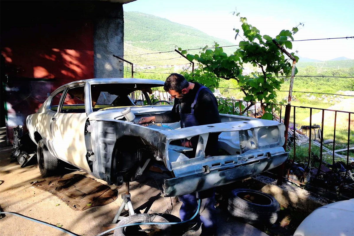 Miljan Skočajić vezan za zastavu 101: Trebinjac zaljubljen u oldtajmere (FOTO)