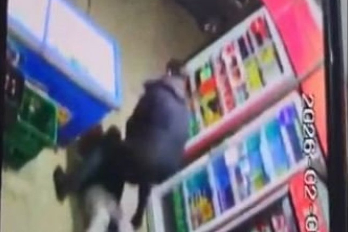 Gradonačelnik Niša spasio ženu: Skočio na napadača koji je imao mačetu (VIDEO)