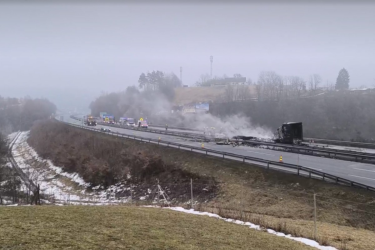 Lančani sudar u Sloveniji: Zapalio se kamion, dva vozača u bolnici (VIDEO)