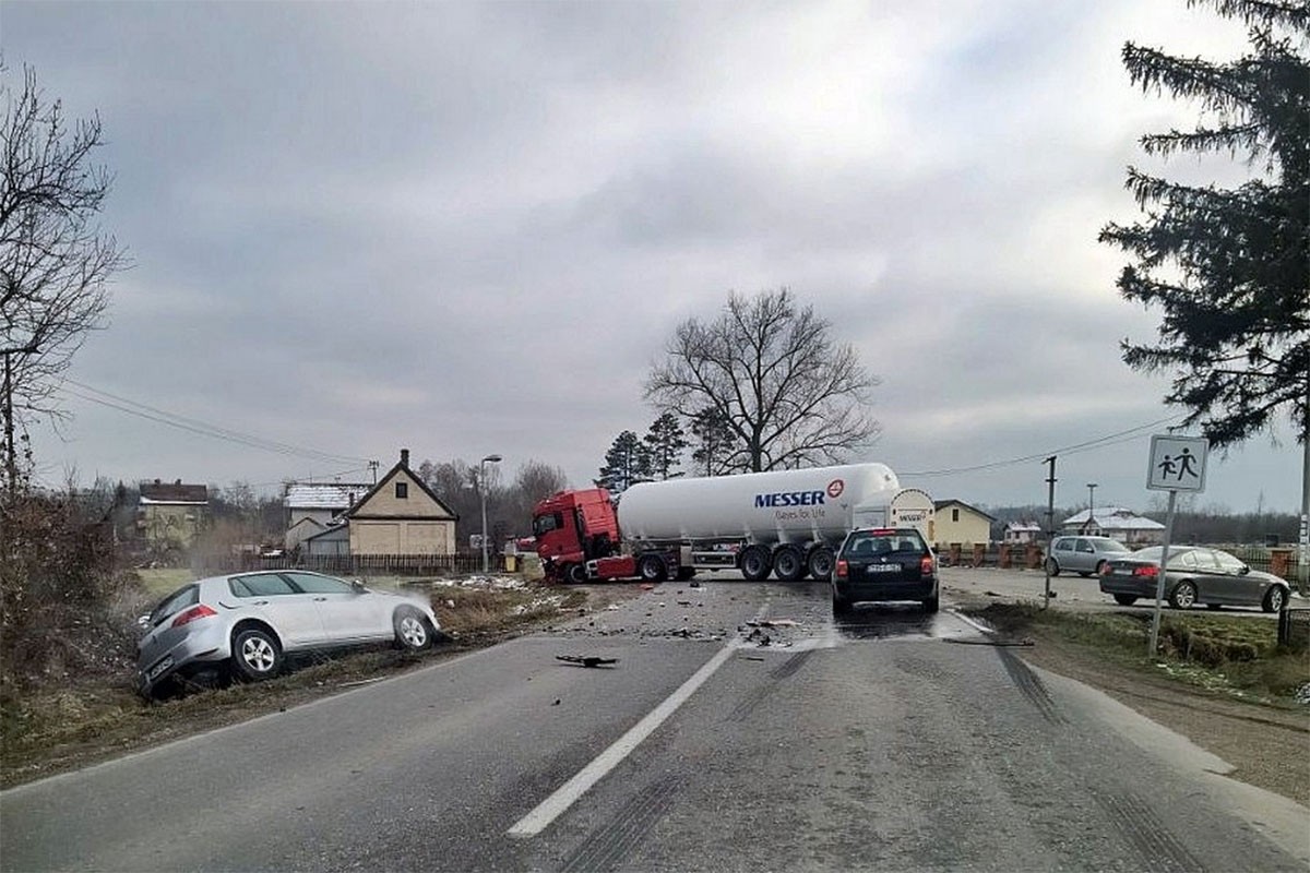 Saobraćajka kod Bijeljine: Sudarili se auto i cisterna