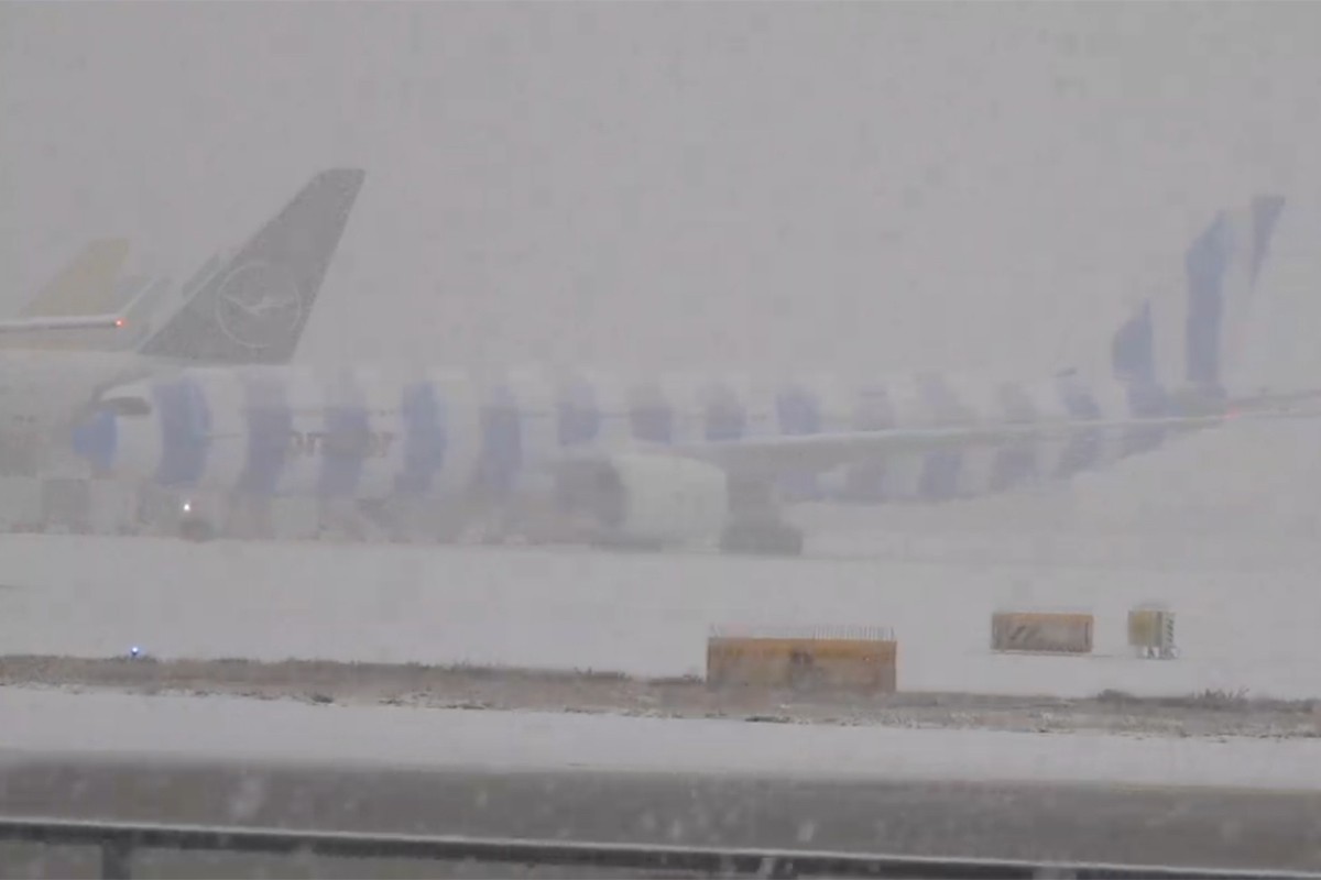 Snijeg paralisao aerodrom u Frankfurtu, otkazane desetine letova (FOTO)