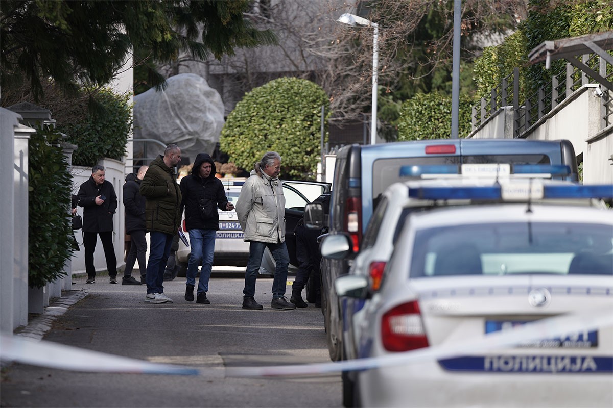 Bacanje bombe na vilu Zdravka Čolića: Kamere snimile dva muškarca