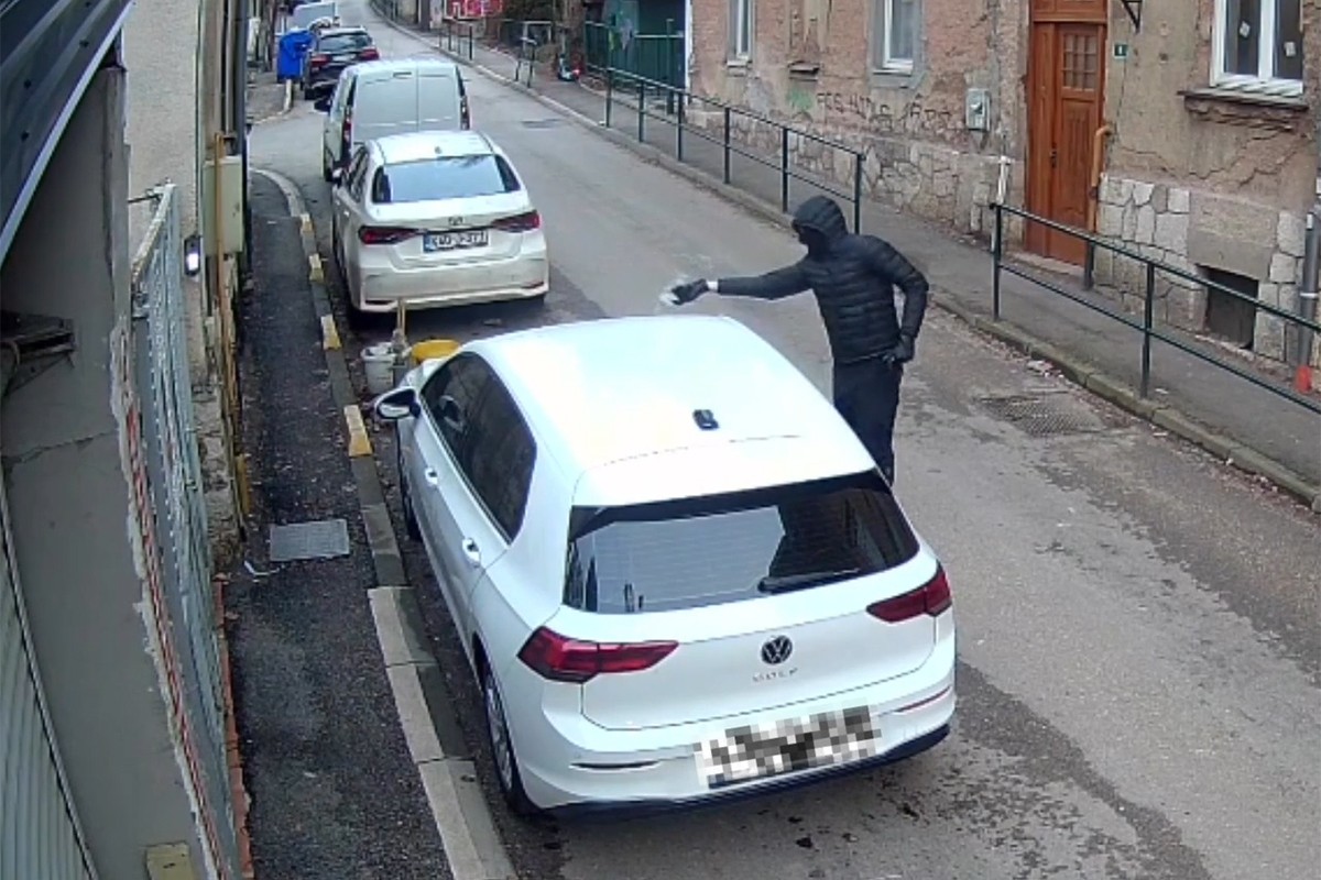 Usred dana zapalio automobil u centru Sarajeva, objavljen snimak