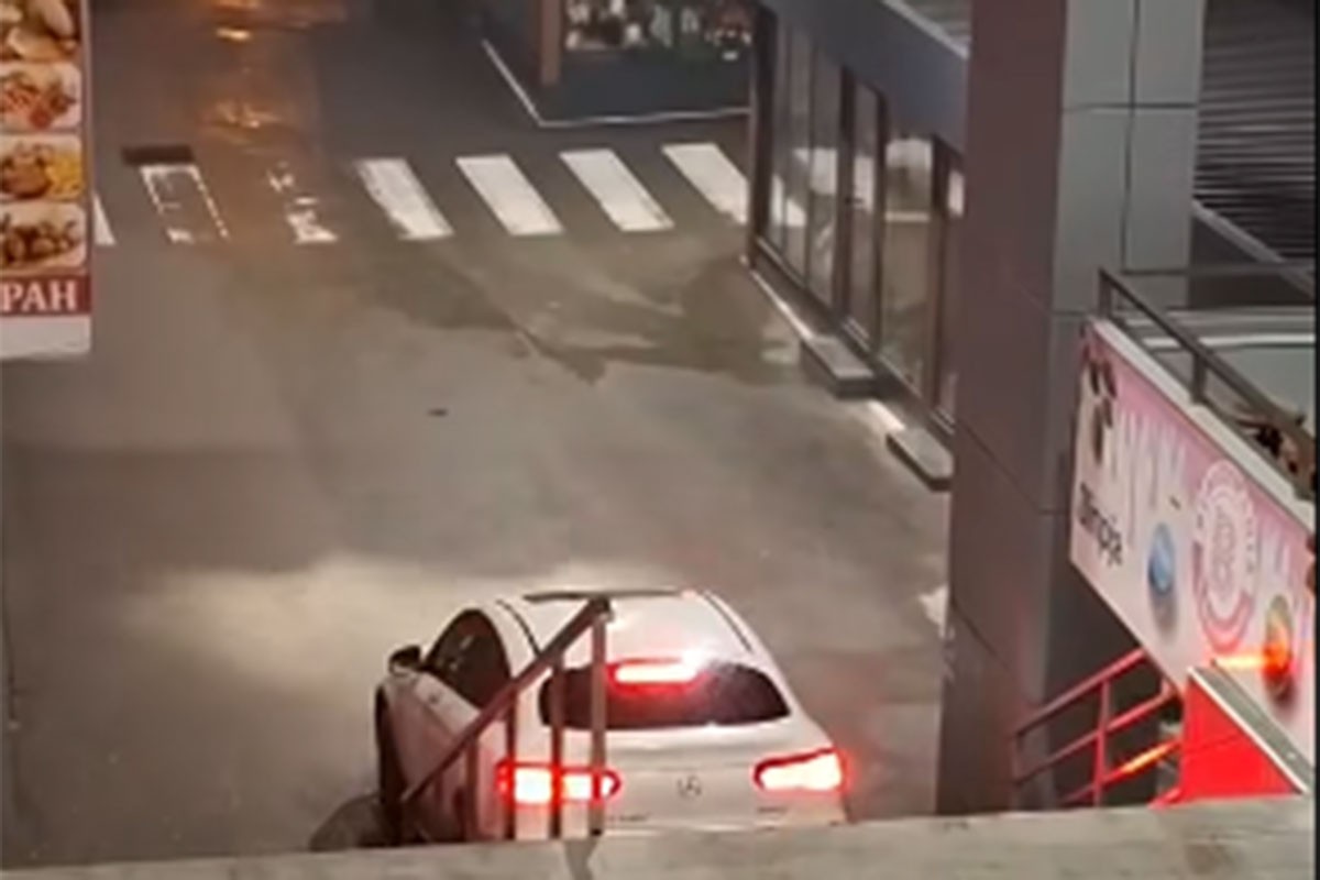 Uhapšen vozač koji je mercedesom sišao niz stepenice u Banjaluci, imao 2,2 promila