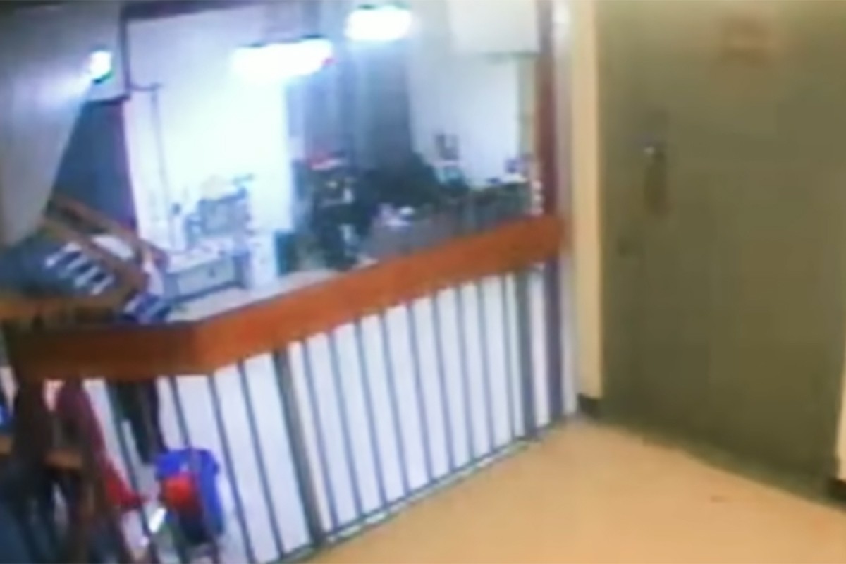 Misteriozna silueta u noći kada je Epstin pronađen mrtav (VIDEO)