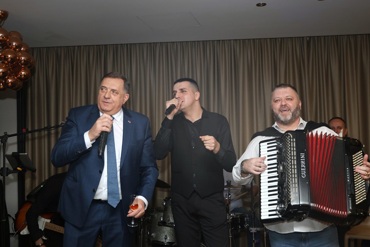 SNSD slavi, Dodik zapjevao poznati hit (VIDEO)