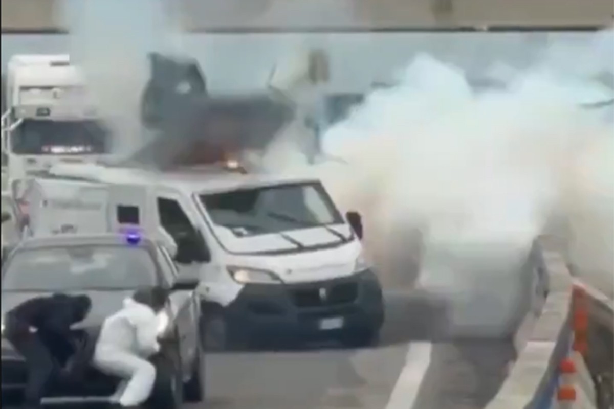 Filmska pljačka u Italiji: Oklopno vozilo blokirano zapaljenim kamionom (VIDEO)