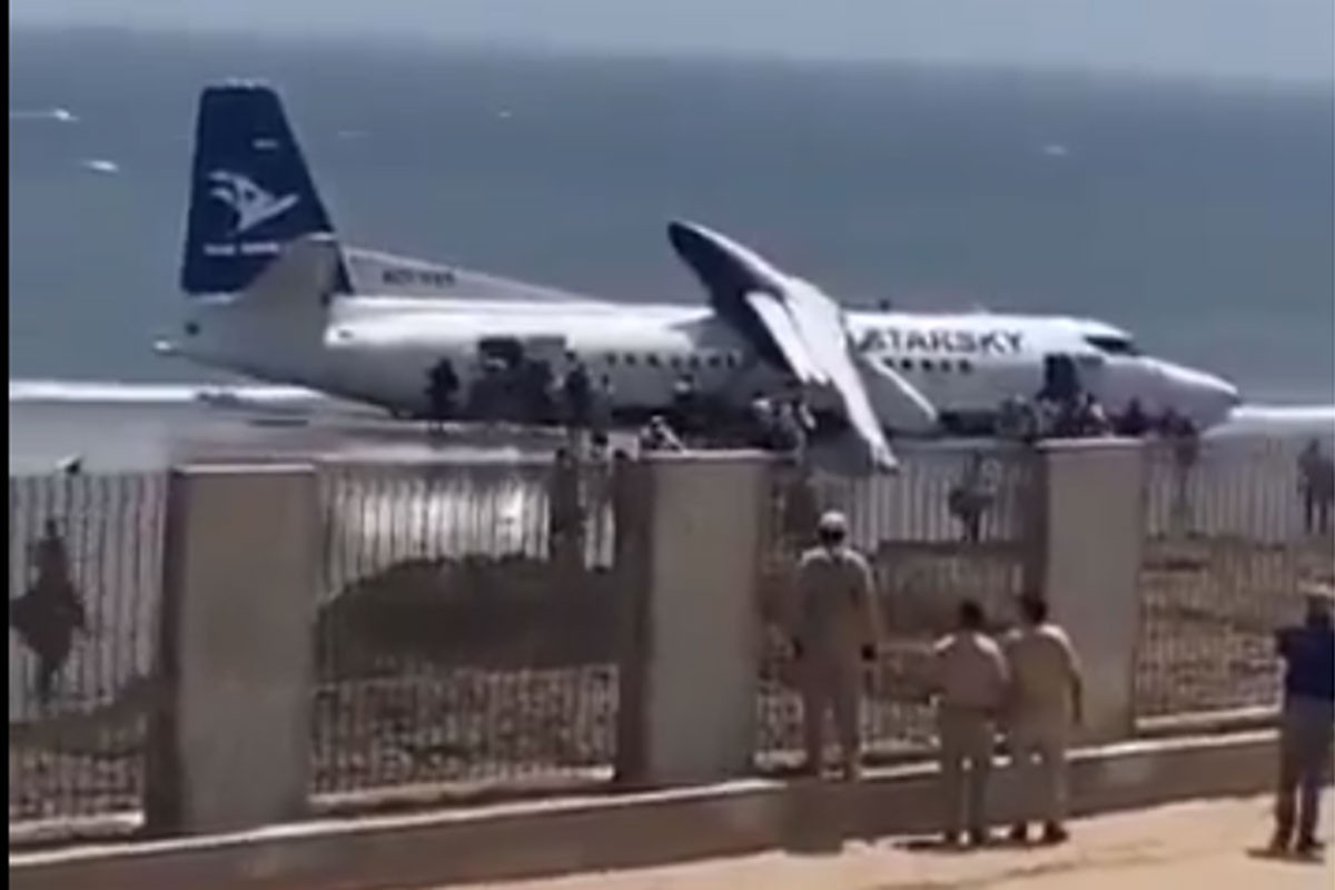 Drama u Somaliji, putnički avion pao u more (VIDEO)