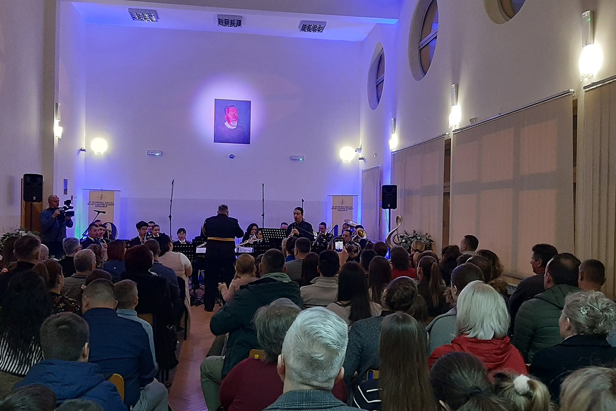 Veče muzike i emocije: Policijski orkestar i učenici zajedno na sceni u Prnjavoru