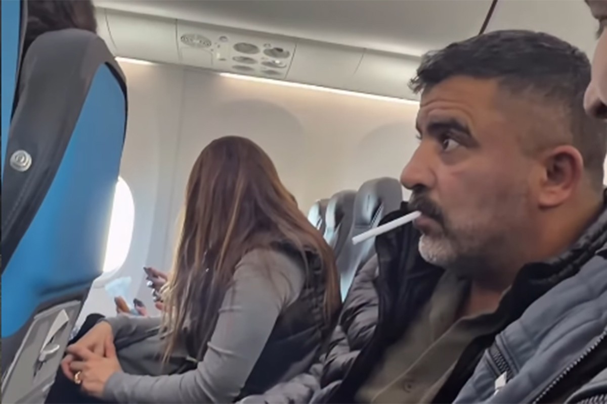 Turski influenser na crnoj listi nakon što je zapalio cigaretu u avionu (VIDEO)