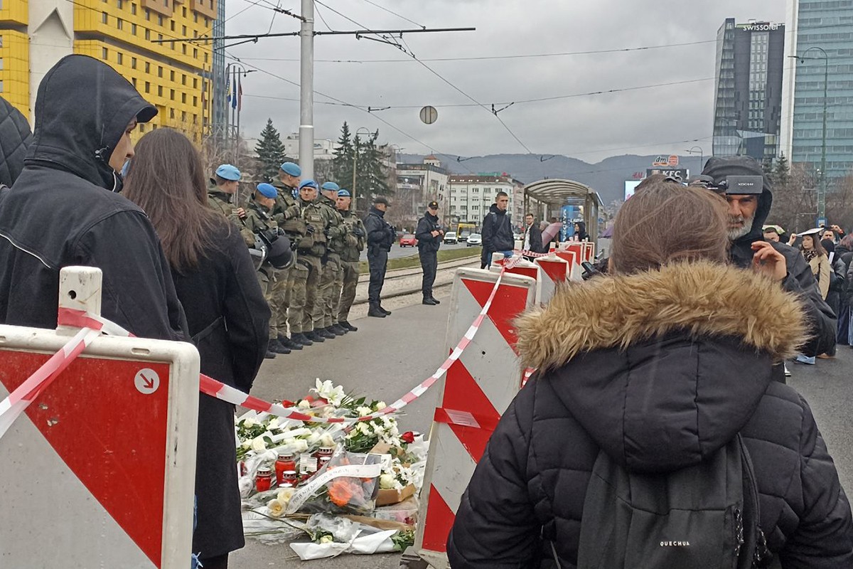 Građani odaju počast žrtvama tragedije u Sarajevu (VIDEO)