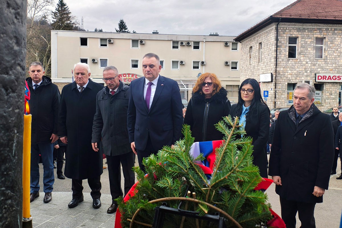 Obilježavanje Sretenja u Višegradu, položeni vijenci kod centralnog spomenika