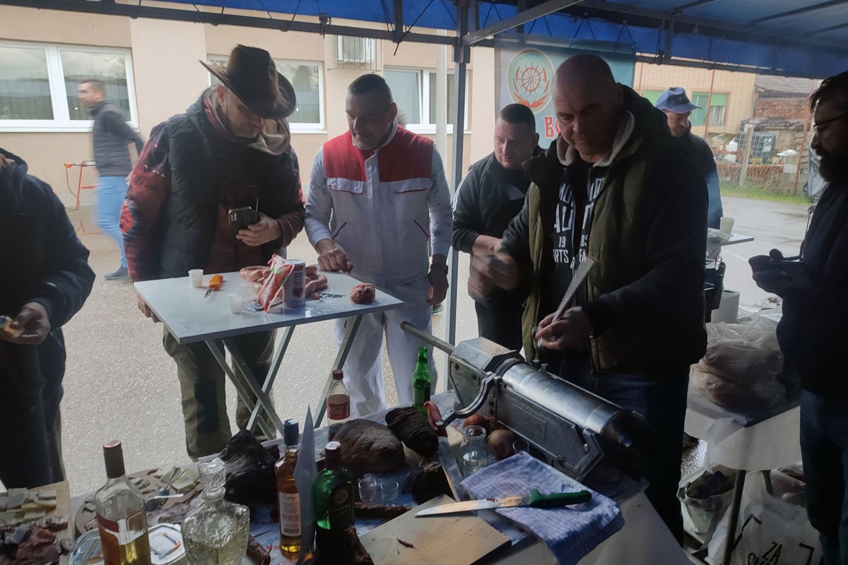 Mirisi domaćih kobasica okupili region u Rogoljima