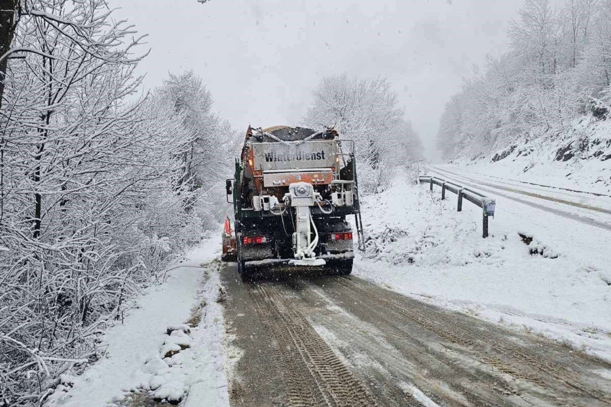 Ekipe zimske službe na terenu, u toku čišćenje snijega na više lokacija