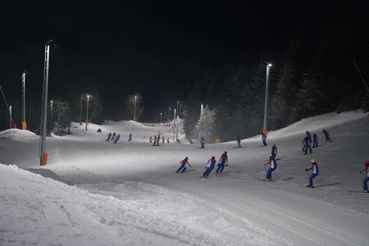 Otvoreno noćno skijanje na Prači - spektakularan spust instruktora i skijaša ski klubova