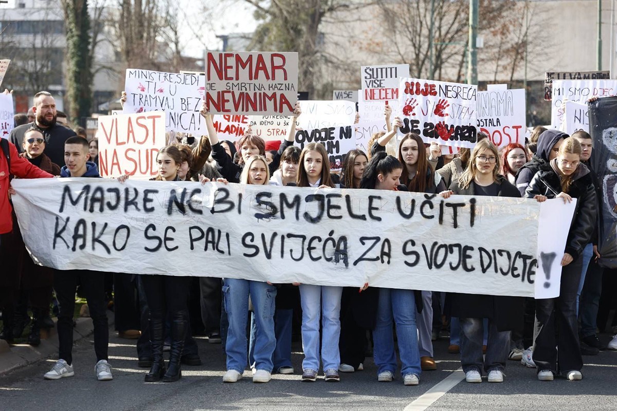 Veliki protesti u Sarajevu: Mladi uzvikuju "Hoćemo pravdu" (FOTO/VIDEO)
