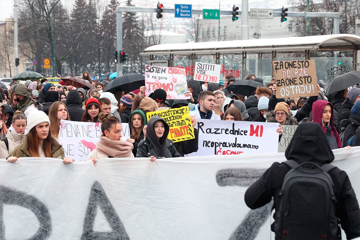 Peti dan protesta u Sarajevu: Blokirana Titova ulica (VIDEO)
