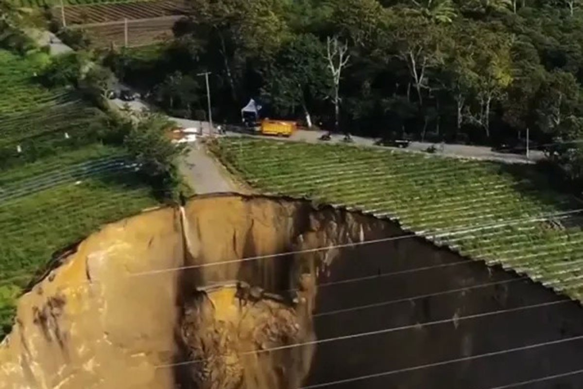 Velika rupa progutala zemlju i puteve u selu u Indoneziji (VIDEO)