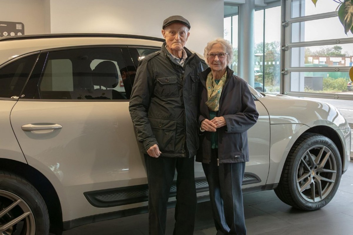 Njemu su 92, njoj 94 i sada su kupili prvi Porsche (FOTO)