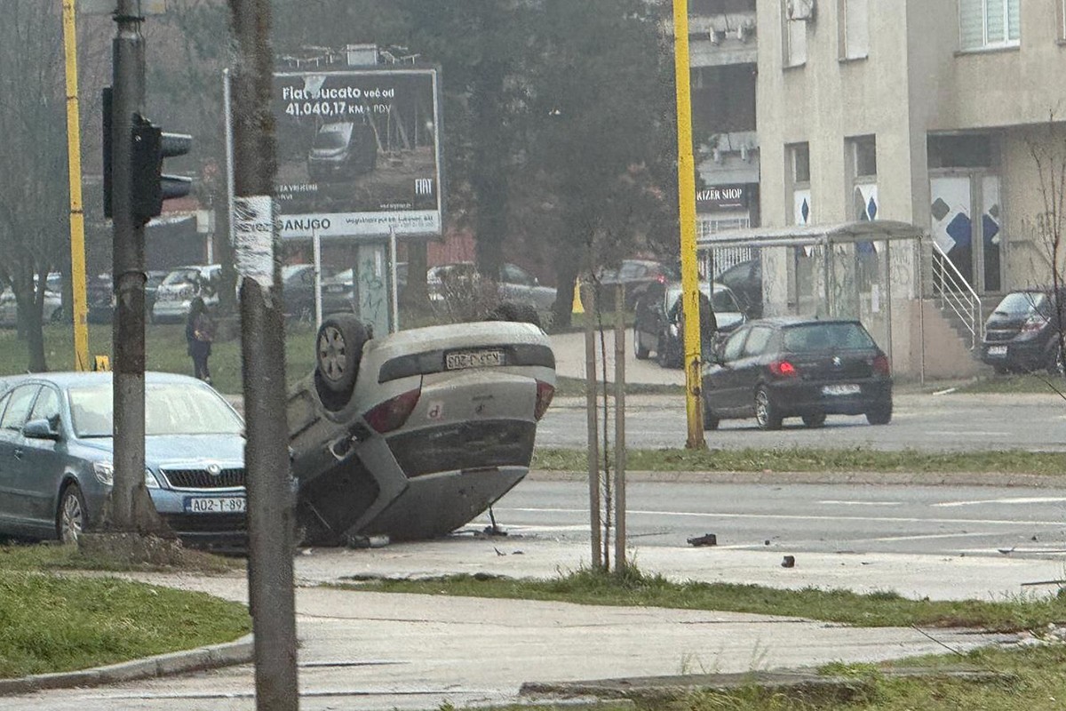 Težak udes u Tuzli: Automobil završio na krovu, ima povrijeđenih (VIDEO)