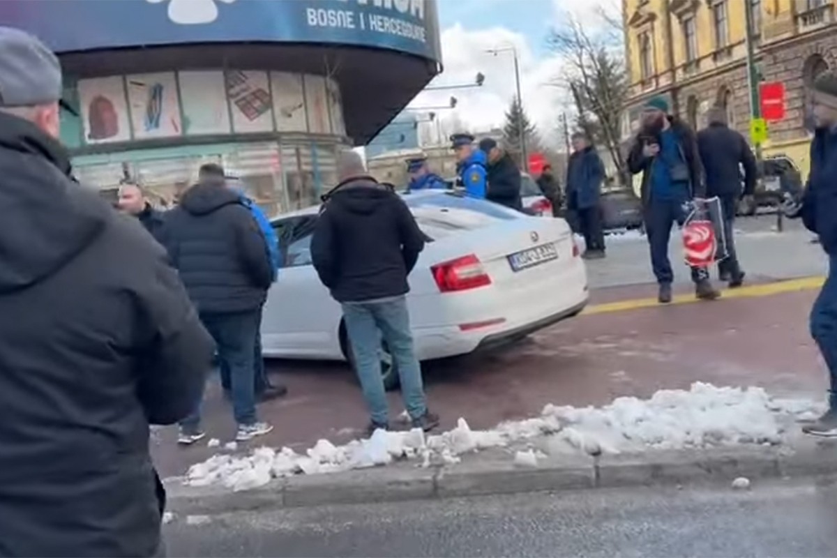 Drama u Sarajevu: Automobilom krenuo na demonstrante, policija ga zaustavila