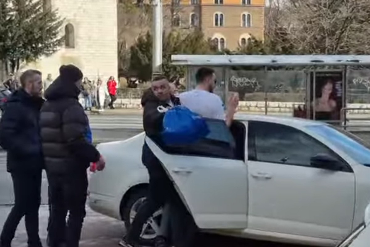 Identifikovan Sarajlija koji je autom krenuo na učesnike protesta, oduzeta mu droga