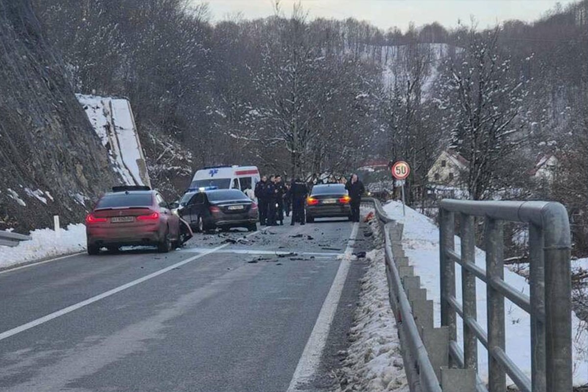 Vozilo iz pratnje premijera Crne Gore sletjelo s puta nakon sudara, povrijeđeni policajci