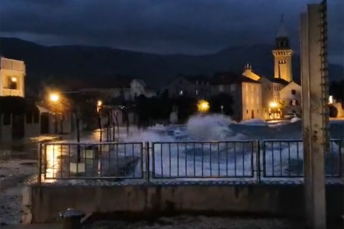 Nevrijeme duž obale u Hrvatskoj, potopljene rive (VIDEO)