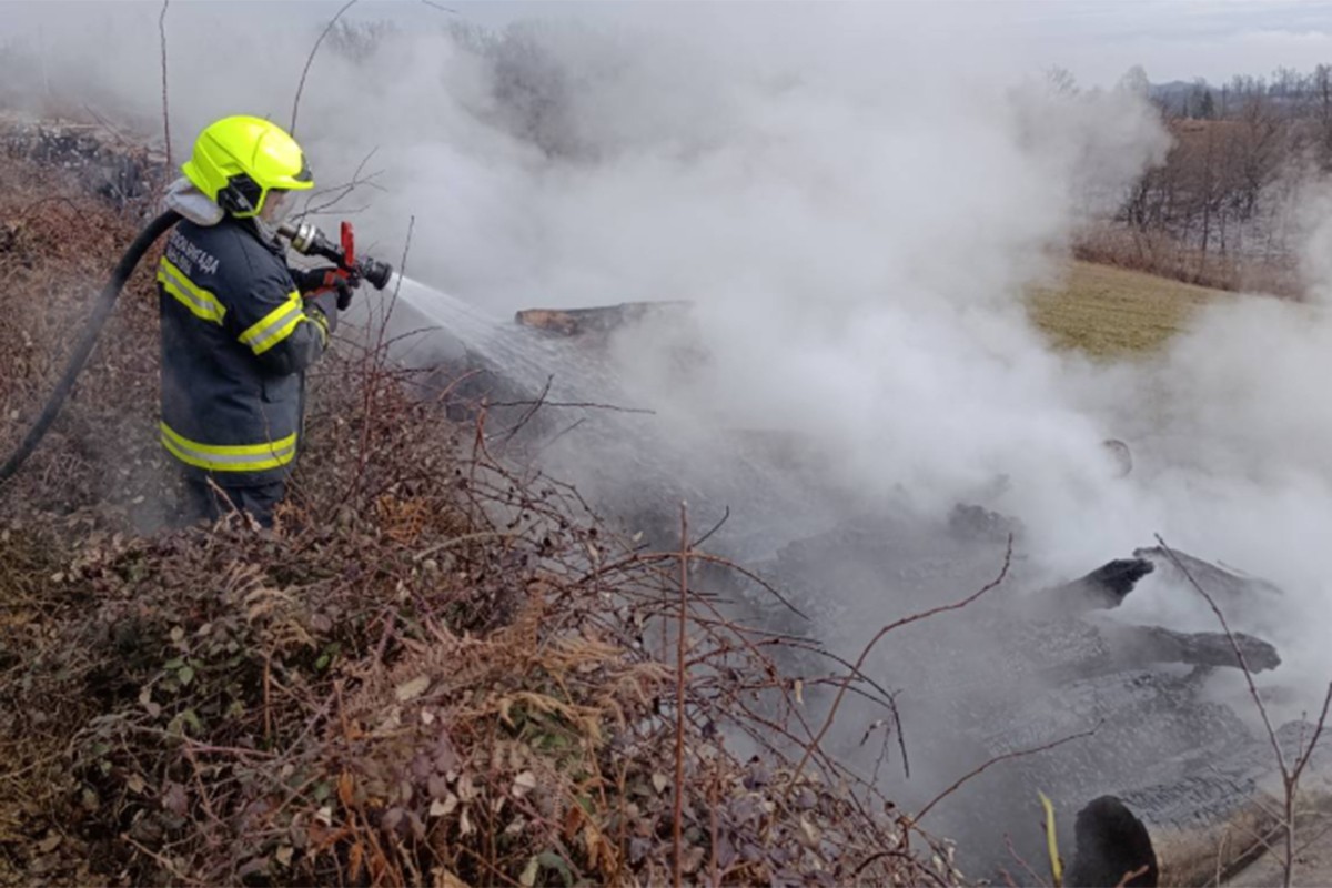Nesvakidašnji požar kod Banjaluke: Gorjela drva, intervenisali vatrogasci (FOTO)