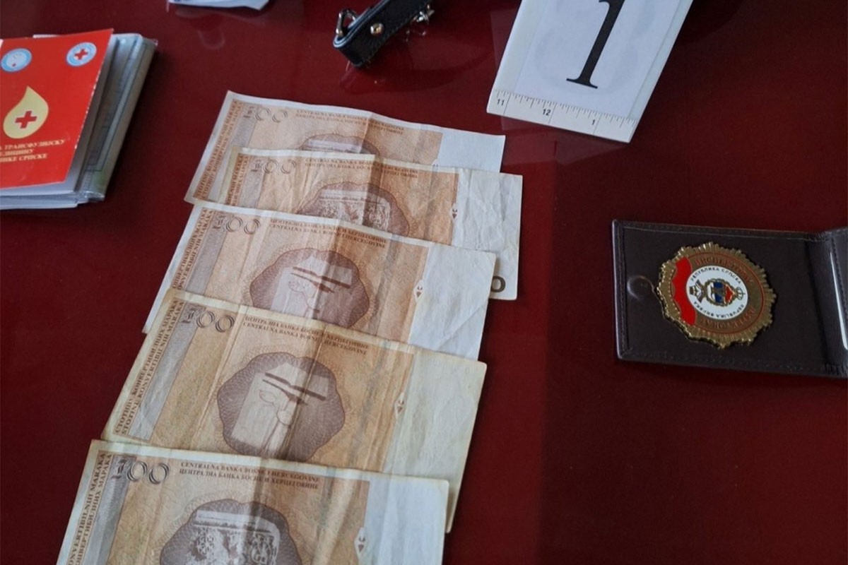 Uhapšeno troje tržišnih inspektora iz Banjaluke, zaplijenjen novac (FOTO)