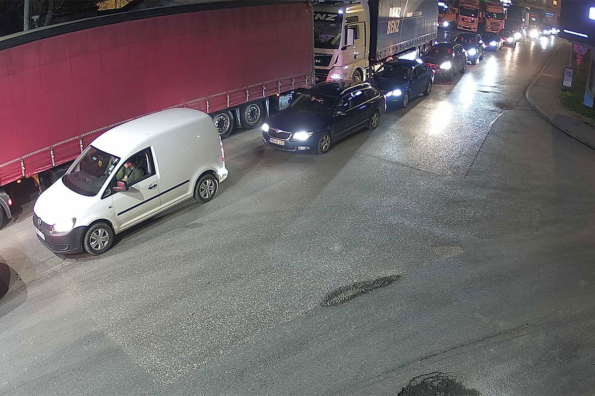 Duge kolone na izlazu iz BiH prema Hrvatskoj